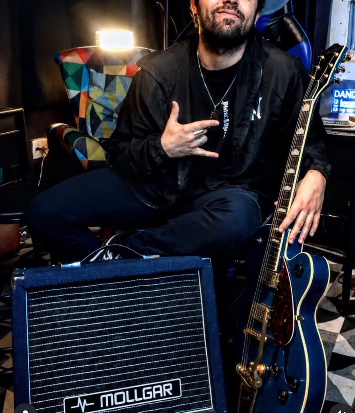 Dandan no estúdio com guitarra e amplificador Mollgar