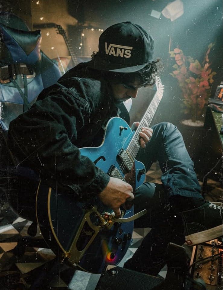Dandan tocando guitarra no estúdio